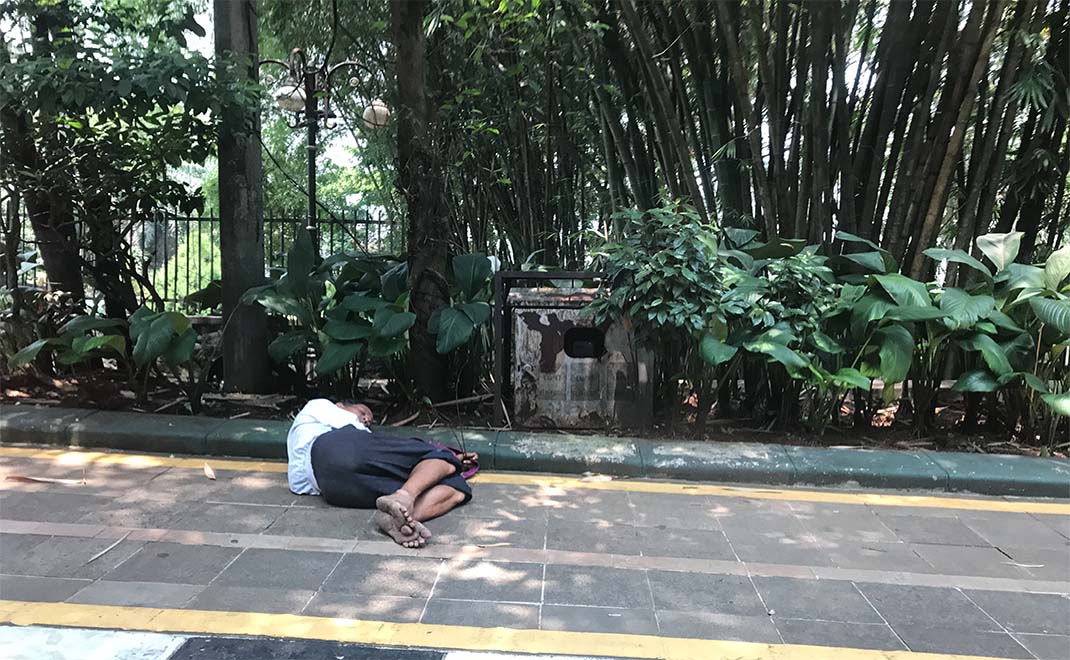 Seorang laki-laki tertidur di trotoar di seberang rumah dinas Wali Kota Bogor, 2 Oktober 2021. Bagaimana ilmu pengetahuan mewujudkan keadilan sosial? (Foto: Dok. FD)