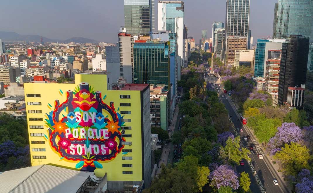 Mural di sebuah gedung di Kota Meksiko yang mampu menyerap polusi udara setara polusi yang disemburkan 60.000 mobil setahun (Foto: Metalocous)
