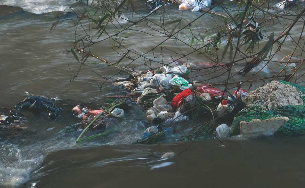 Sampah sungai Ciliwung (Foto: Asep Ayat/FD)