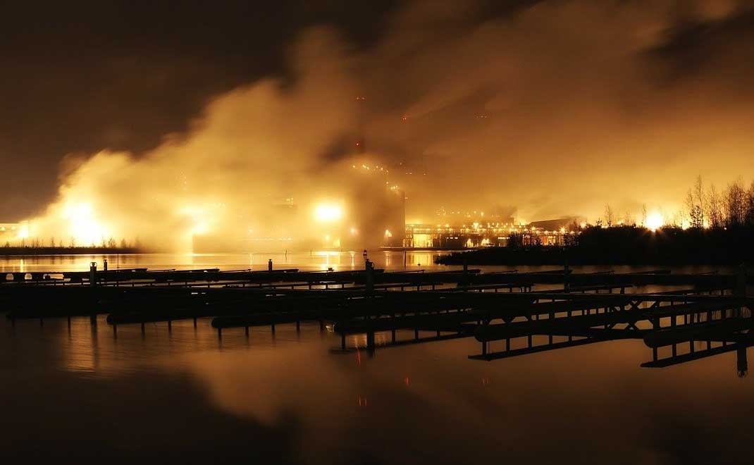 Ilustrasi pabrik bubur kertas di Finlandia yang menyemburkan asap (Foto: David Mark/Pixabay)