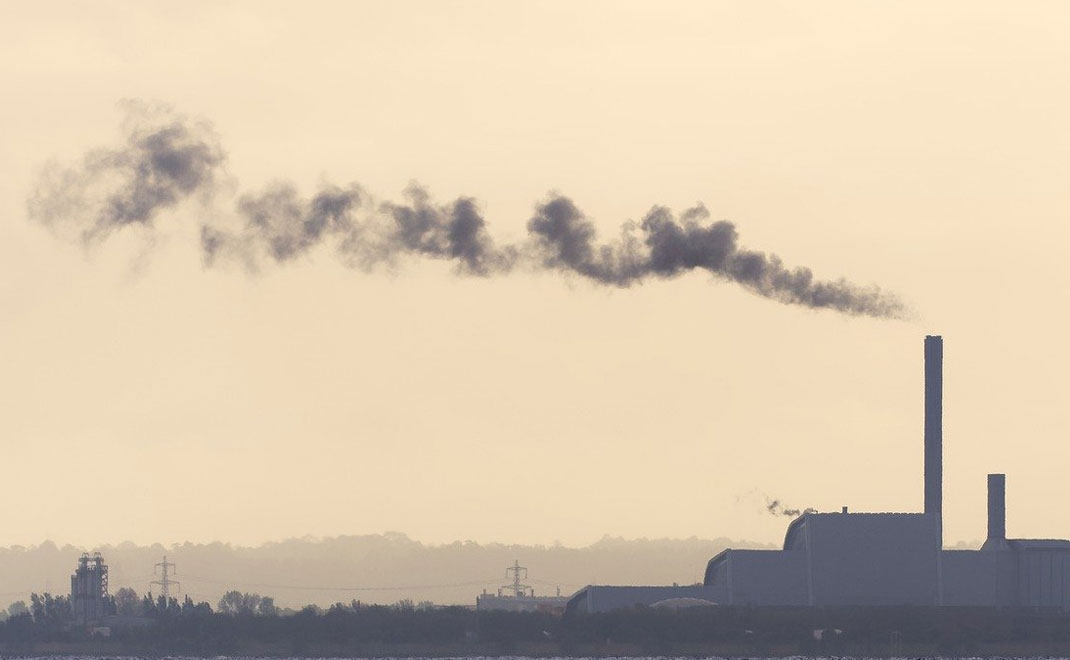 Cerobong asap pembangkit listrik batu bara, salah satu problem mitigasi krisis iklim (Foto: Andrew Martin/Pixabay)