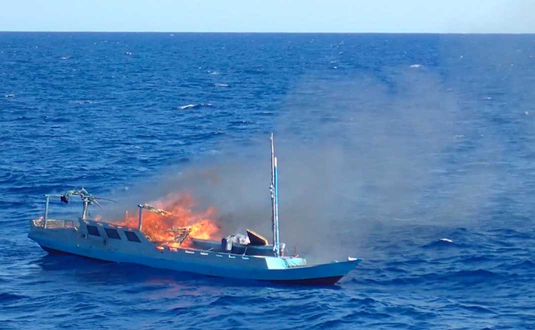 Pembakaran kapal nelayan Indonesia di perairan Australia. Pasukan Perbatasan Australia menuduh mereka masuk ke perairan tersebut untuk menangkap tripang secara ilegal (Foto: ABF via ABC News)