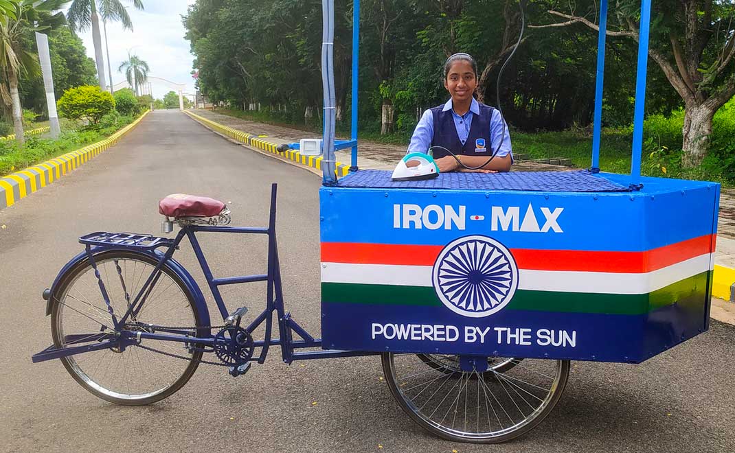 Vinisha Umashankar dengan gerobak setrika tenaga matahari (Foto: NPR)