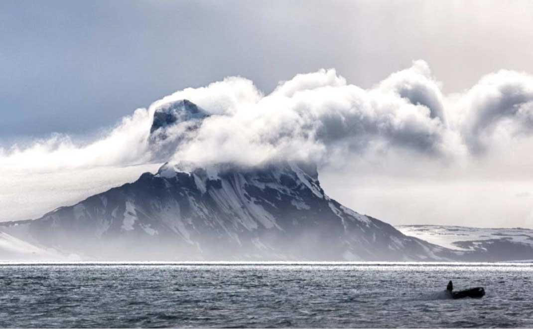 Panorama gunung batu di benua Antartika (Foto: Wirestock via freepik)