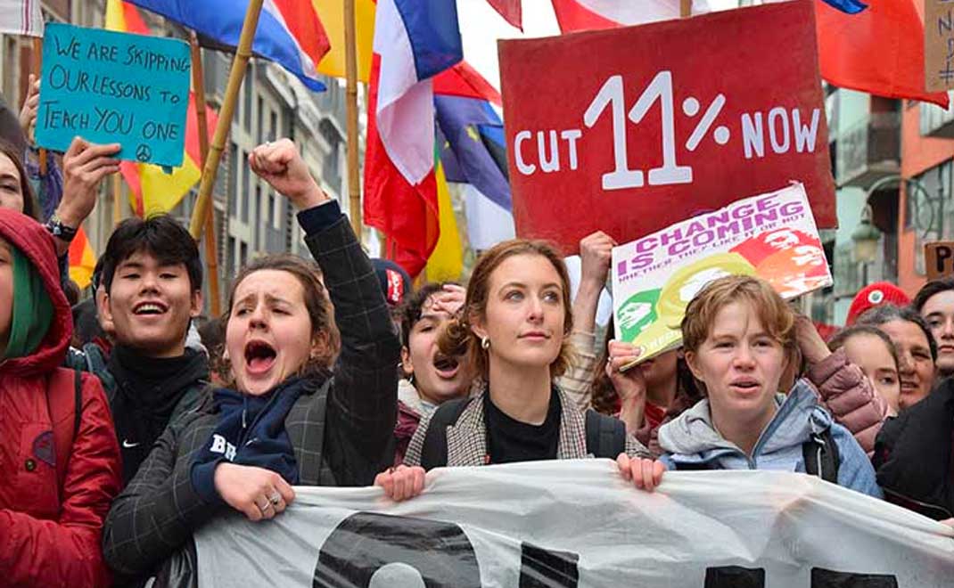 Para remaja Belgia, termasuk Greta Thunberg, berdemo menuntut parlemen Uni Eropa membuat kebijakan untuk mencegah pemanasan global di Brussels, 6 Maret 2020 (Foto: Arie Asona untuk Forest Digest)