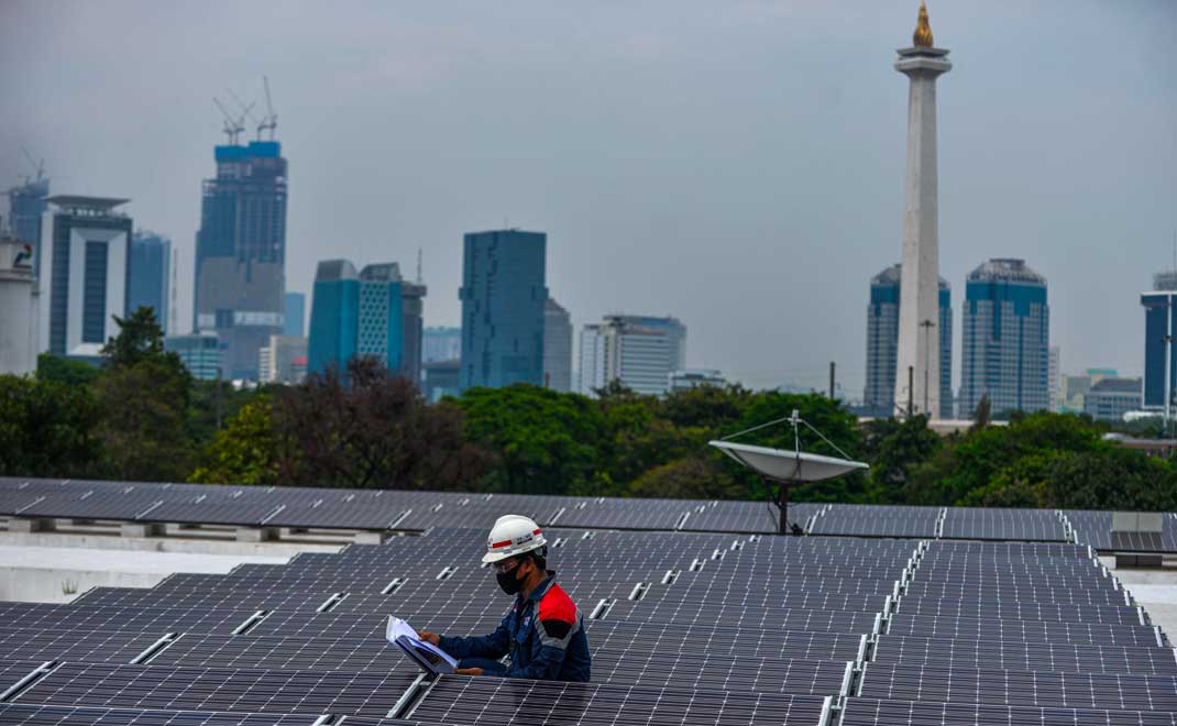 Panel surya di masjid Istiqlal memakai sumber energi matahari. Biaya listrik turun 15% (Foto: Koran Tempo)
