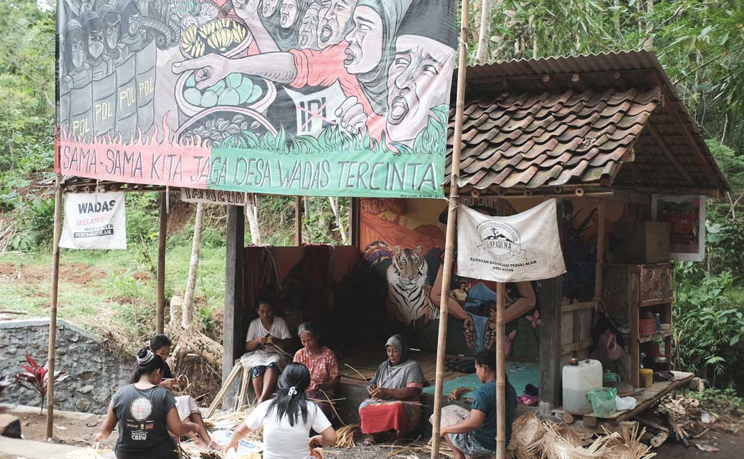 Penduduk Desa Wadas berkumpul di posko (Foto: Fransisca Christy/Tempo)