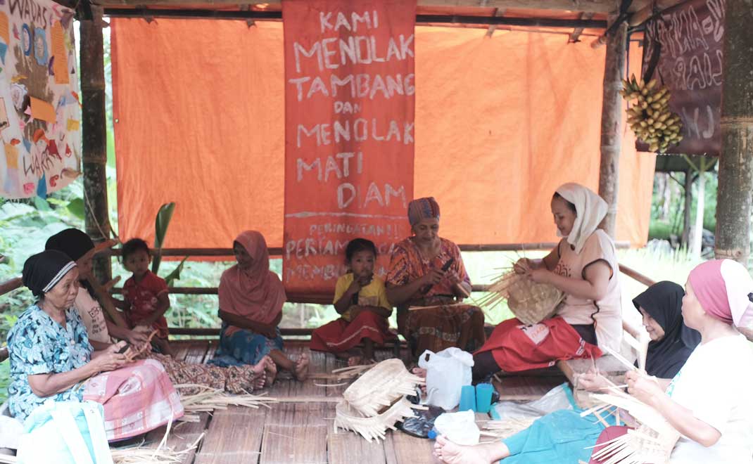 Perempuan Desa Wadas di bawah spanduk perlawanan menolak tambang andesit untuk bendungan Bener (Foto: Fransisca Christy/Tempo)