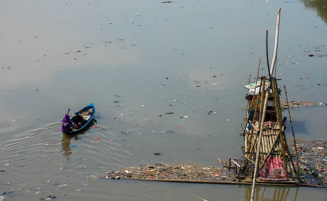 Sungai Citarum di Jawa Barat menjadi sungai terkotor di kolong langit. Tak hanya limbah pabrik, juga tercemar oleh kandungan kimia obat (Foto: Dok. Yayasan Rekam Nusantara)