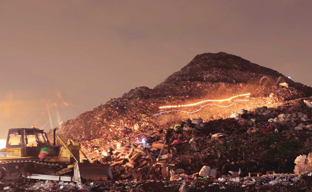 Gunung sampah Bantargebang (Foto: R. Eko Tjahjono/FD)