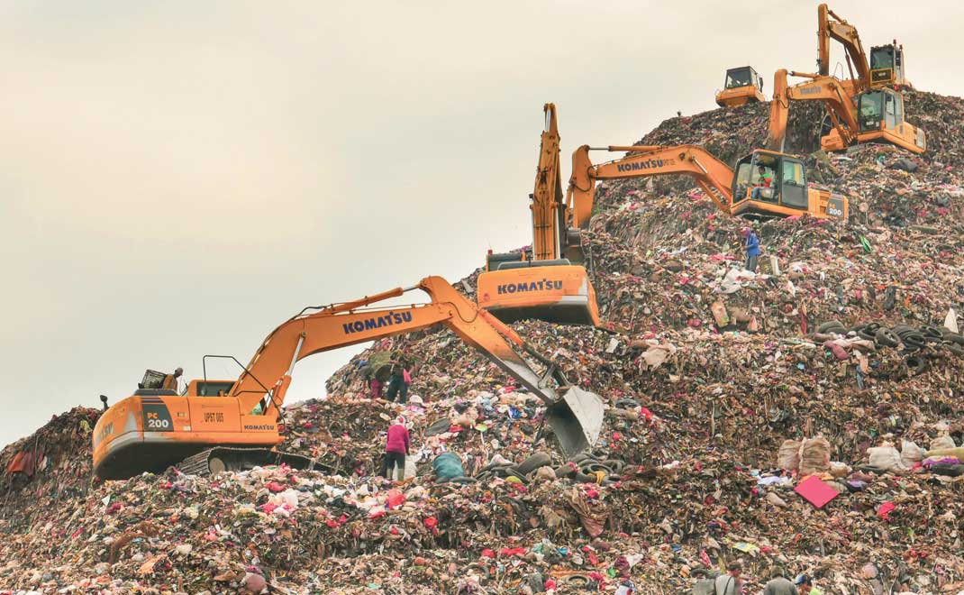 Beckhoe menyambut kedatangan sampah Jakarta di TPST Bantargebang, menaikkanya hingga membentuk gunungan sampah (Foto: R. Eko Tjahjono/FD)