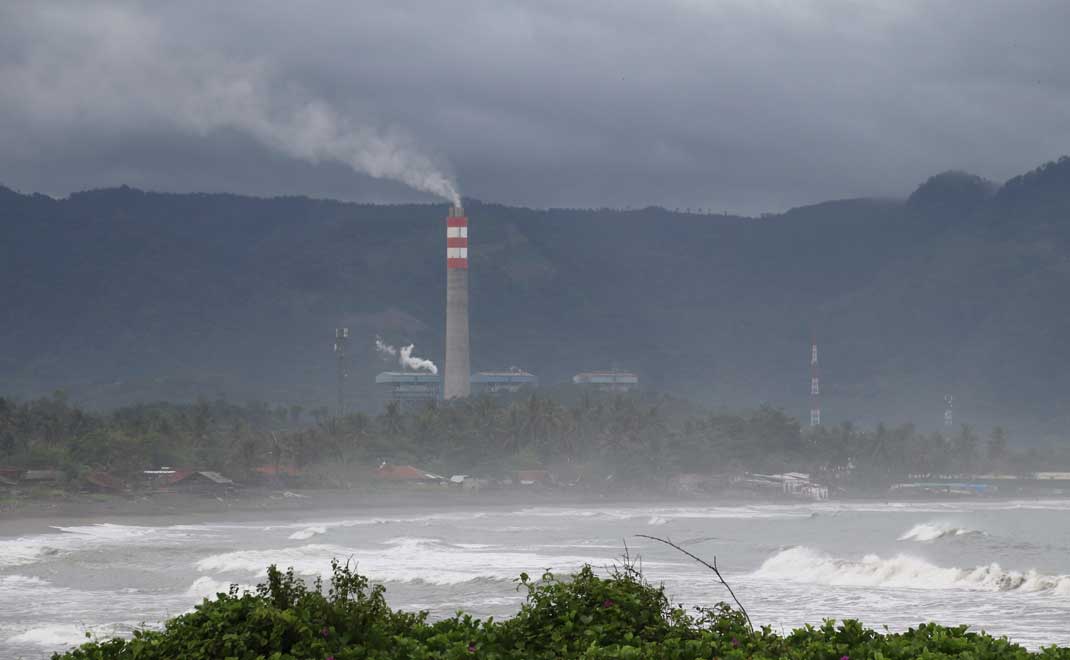 Pembangkit listrik PT Indonesia Power UJP di Pelabuhan Ratu Sukabumi, Jawa Barat, November 2021. (Foto: Shutterstock)
