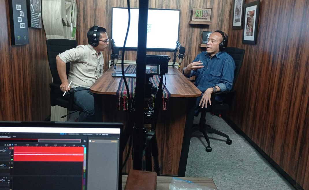 Pemimpin Redaksi Forest Digest Bagja Hidayat (kiri) sedang mewawancarai Sekretaris Jenderal Kementerian Lingkungan Hidup dan Kehutanan Bambang Hendroyono di studio Forest Digest Broadcast (Fodcast) (Foto: Reja Rahman)