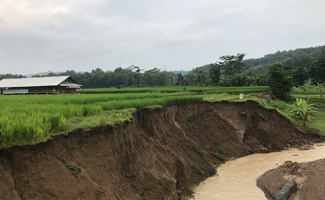 Lahan pertanian yang tergerus akibat sungai yang longsor karena banjir di hulu (Foto: Dok. FD)