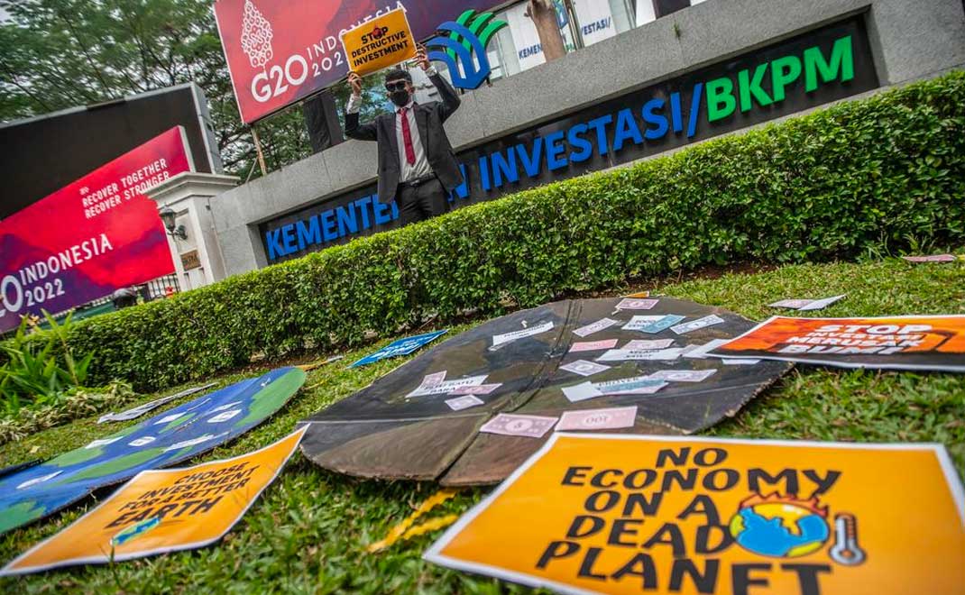 Seorang aktivis berdemo di depan kantor Kementerian Investasi dalam peringatan Hari Bumi 2022 pada 22 April 2022 (Foto: Dok. 350 Indonesia)