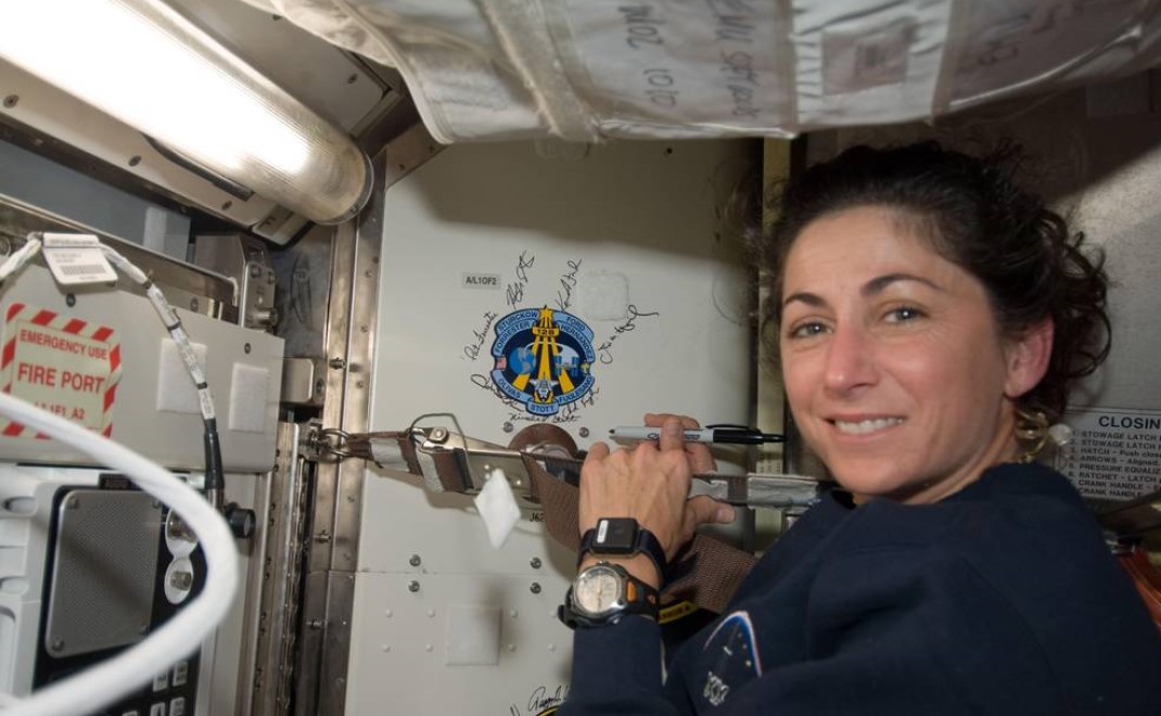 Nicole Stott saat bekerja di luar angkasa (Foto: NASA)