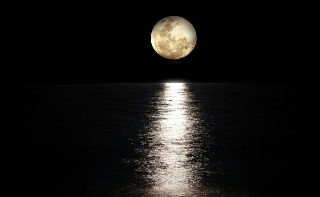 Bulan penuh di atas lautan (Foto: Pixabay)
