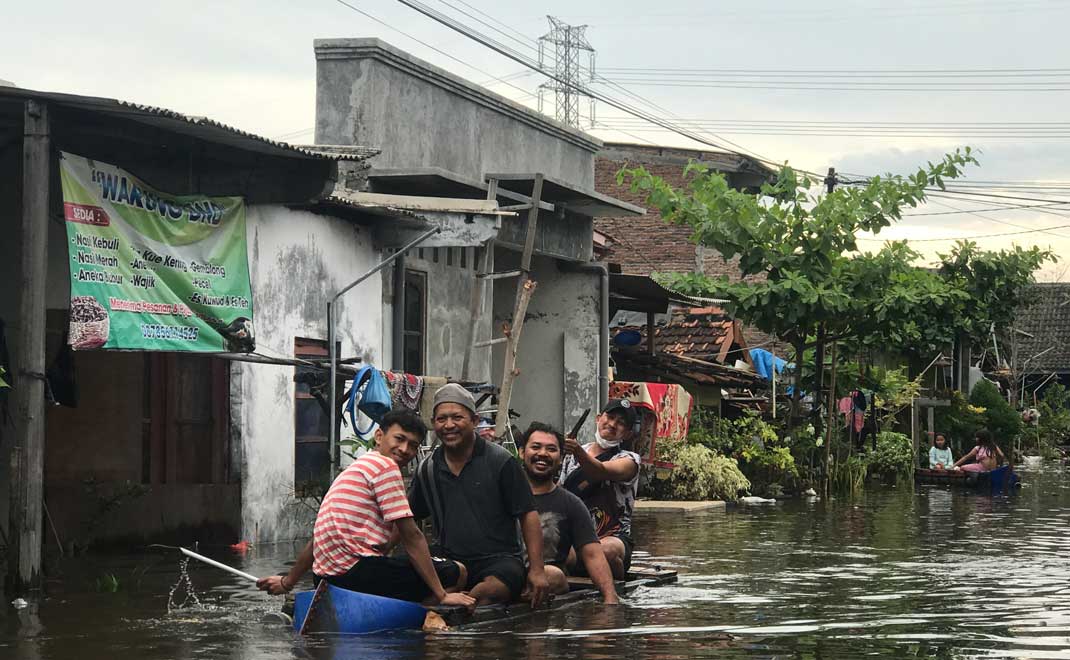 Banjir rob di Semarang akibat kenaikan muka air laut dan penurunan tanah (Foto: Istimewa)
