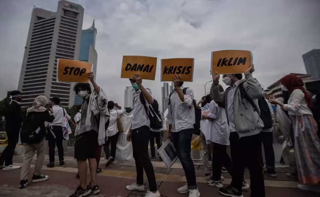 Aktivis 350 Indonesia berdemo ke depan kantor BNI meminta bank negara ini menghentikan pemberian kredit energi fosil penyebab krisis iklim (Foto: 350 Indonesia)