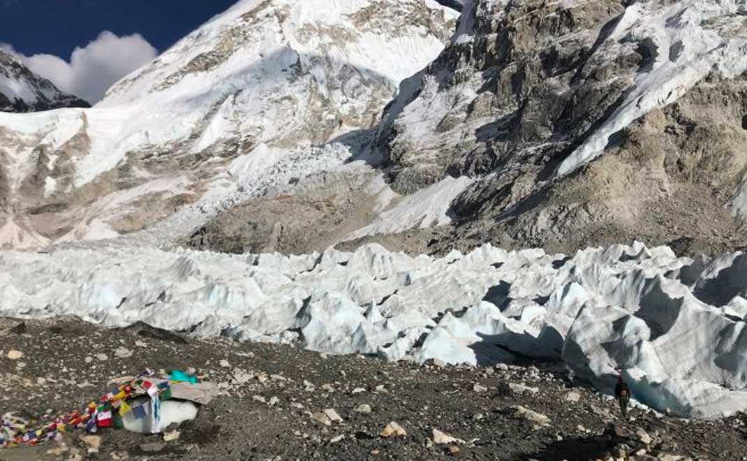 Seorang pendaki di Everest Base Camp yang gersang di bulan November 2019 (Foto: Dok. FD)