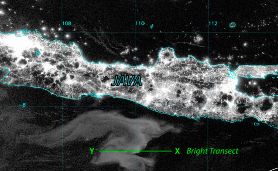 Citra satelit pada 2 Agustus 2019 pukul 1752 Waktu Universal Terkoordinasi, menunjukkan hamparan lautan bercahaya seluas 100.000 km2 (Kredit: Steven D. Miller/Journal PNAS) 