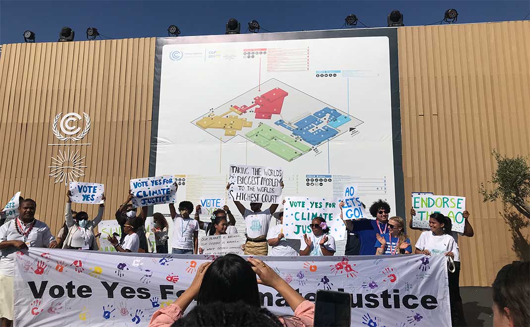 Demonstrasi anak-anak muda menuntut keadilan iklim di arena Konferensi Iklim COP27 Mesir, 10 November 2022 (Foto: FD)