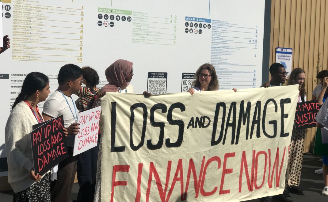Anak-anak muda berdemonstrasi di arean Konferensi Iklim COP27 di Sharm el-Sheikh, Mesir, menuntut pembiayaan kerugian dan kerusakan (loss and damage) akibat krisis iklim untuk negara berkembang (Foto: FD)
