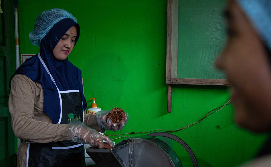 Pembuatan gula aren oleh anggota KTH Matuju-tuju KPH Dampelas-Tinombo, Sulawesi Tengah (Foto: FD)