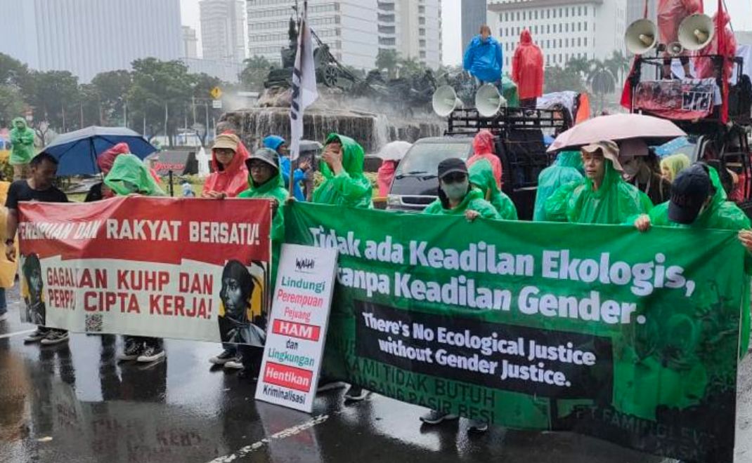 Aktivis Walhi, Greenpeace, dan LSM Lain dalam peringatan Hari Perempuan Internasional 2023 di Jakarta (Foto: Istimewa)
