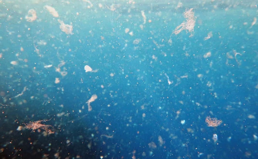 Terdapat 50 sampai 75 triliun potong mikroplastik di lautan (foto: New Scientist)