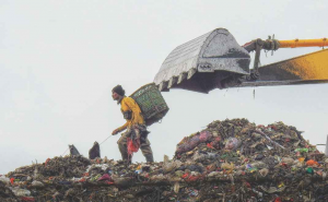 Pemulung sampah TPST Bantargebang, Bekasi, Jawa Barat (Foto: R. Eko Tjahjono/FD)