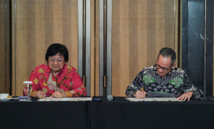 Menteri LHK Siti Nurbaya dan Ketua Dewan Komisioner OJK Mahendra Siregar Menandatangani Nota Kesepahaman Kerja Sama Penyelenggaraan Bursa Karbon.jpeg