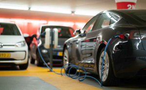 Adopsi kendaraan listrik akan memotong emisi karbon secara efektif (foto: unsplash.com/Michael Fousert)