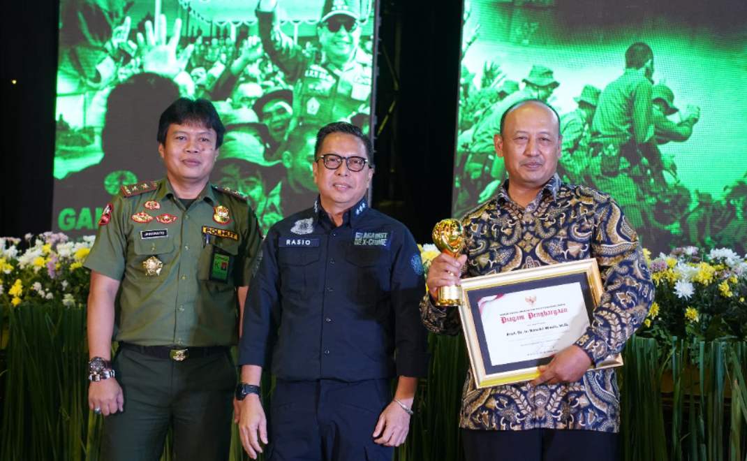 Basuki Wasis (batik) bersama Direktur Jenderal Penegakan Hukum KLHK Rasio Ridho Sani saat mendapatkan penghargaan