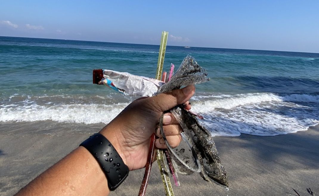 Sampah plastik di Pantai Klui, Lombok, NTB (Foto: Purnomo Gontha Ridho)