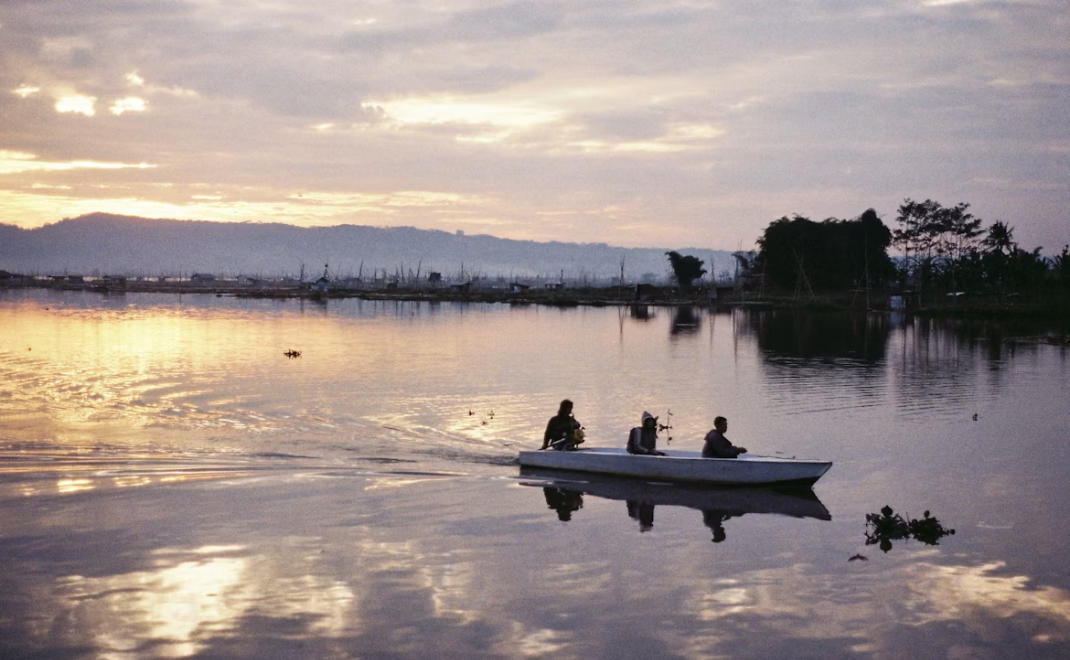 Wilayah perairan memiliki nilai penting bagi budaya dan alam (foto: Unsplash.com/hakammagdea)