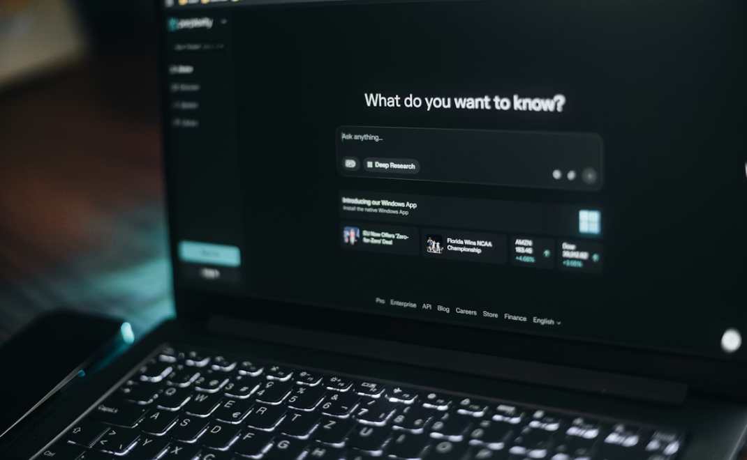 penggunaan AI semakin melonjak (foto: unsplash.com/Aerps)