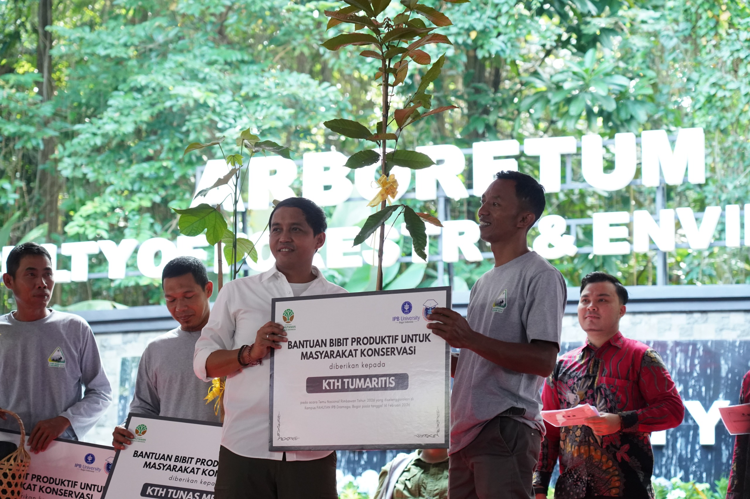 Menteri Kehutanan Raja Juli Antoni menyerahkan bantuan bibit untuk kelompok tani di sela Temu Rimbawan Nasional di kampus IPB Dramaga